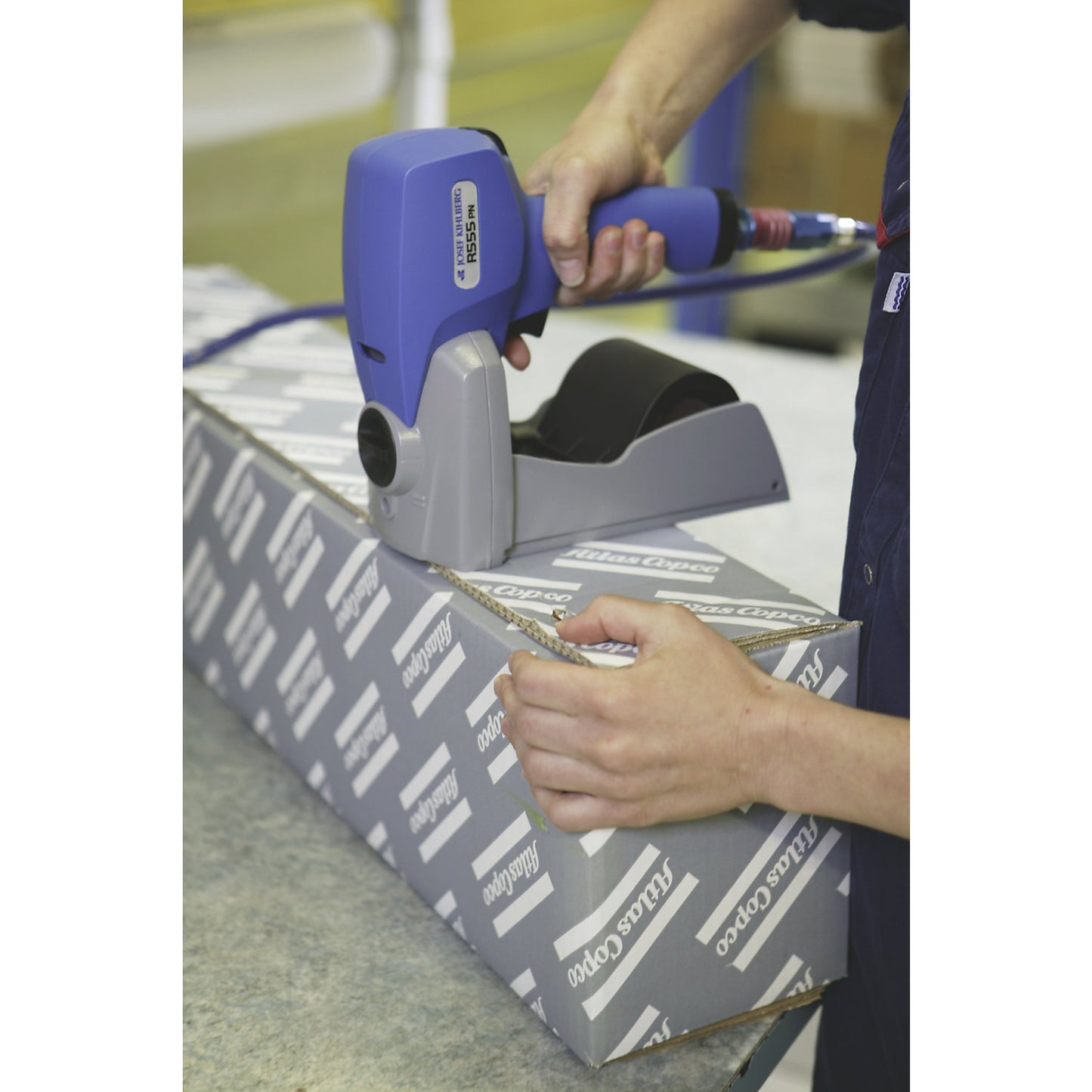 Handheld sealing stapler, for coil staples, pneumatic for staples 15 - 18 mm.
