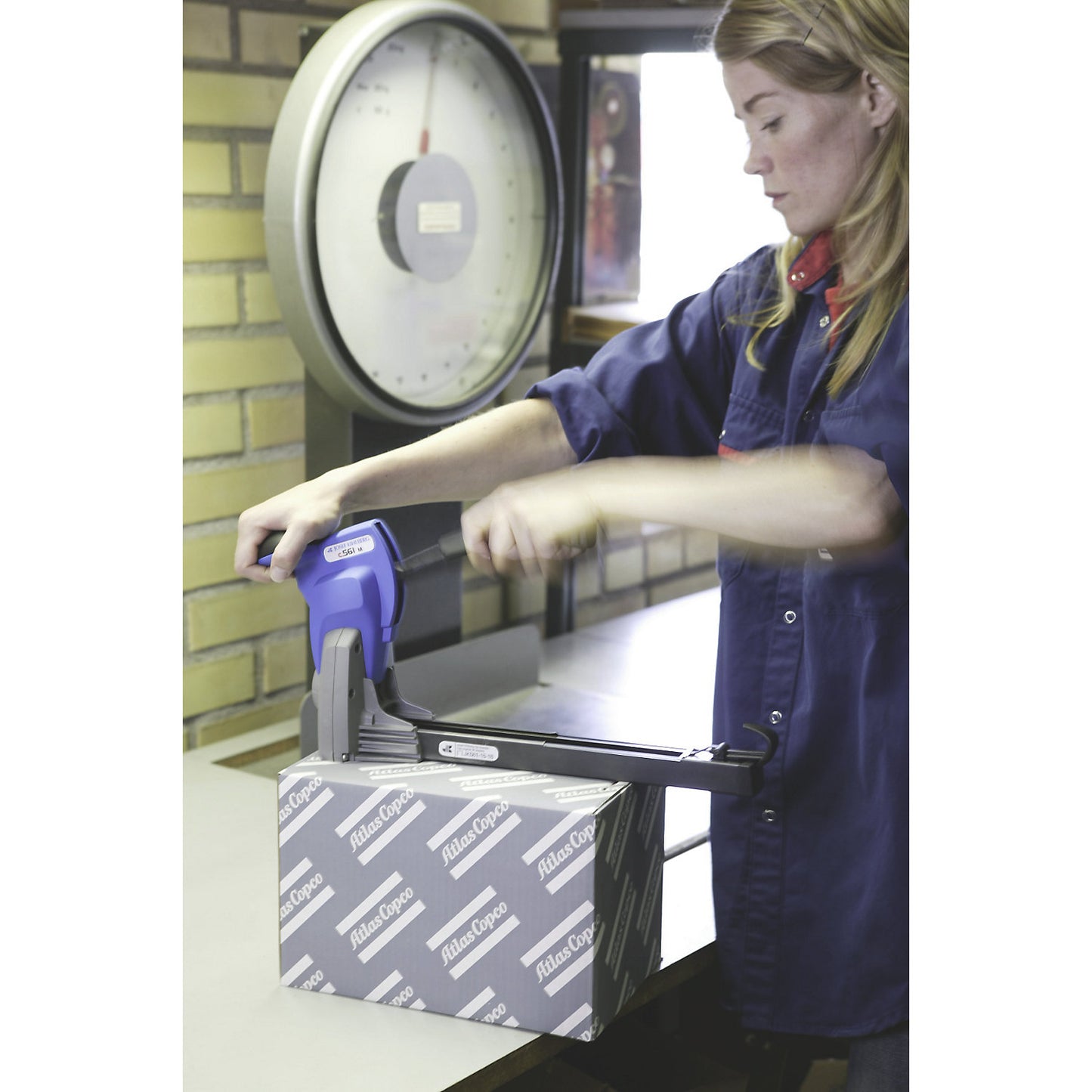 Handheld sealing stapler, for joining cardboard, mechanical for staples 22 mm.