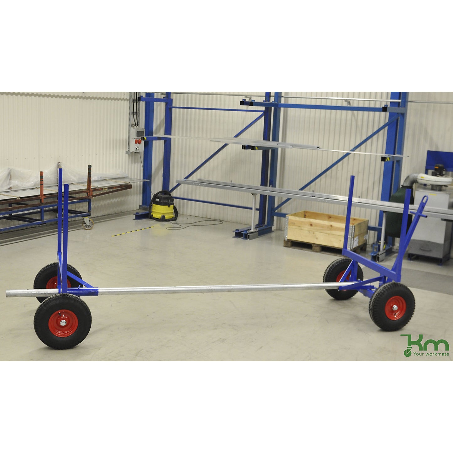 Professional long goods truck, max. load 3.5 t, length 4 m, blue.
