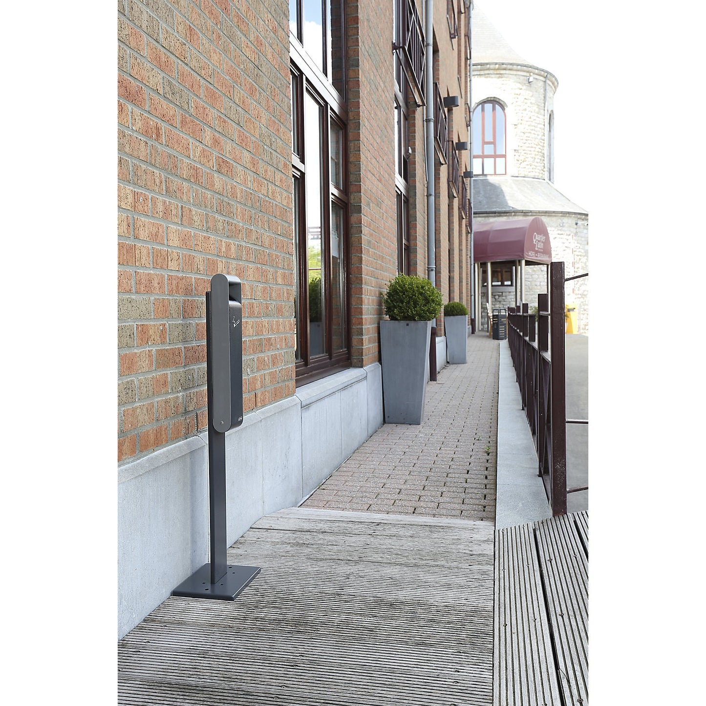 Support foot, for wall ashtrays, with 3 l capacity.