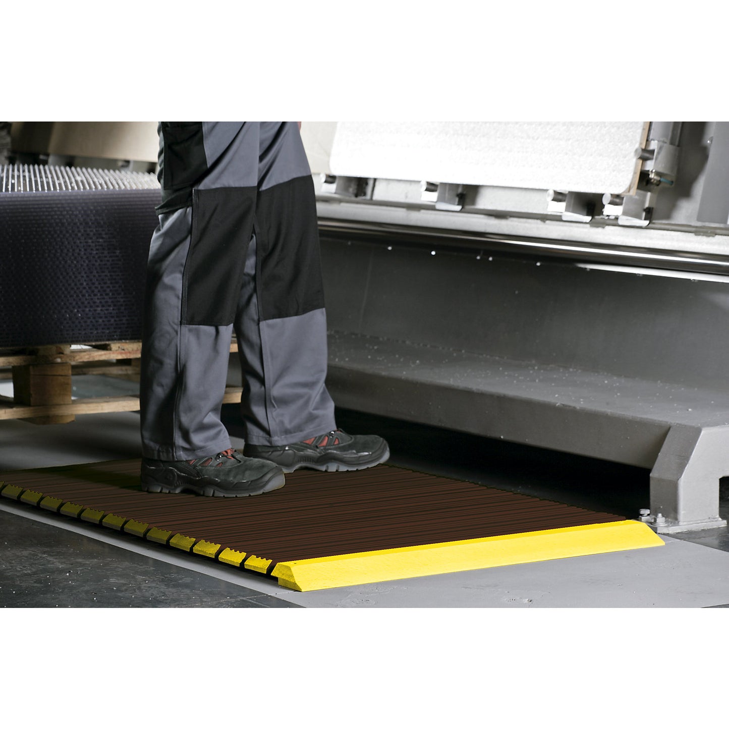 Wooden safety grid Yoga, ddark stain, per metre, with bevelled edge, incl. yellow ramp edges, width 1200 mm.