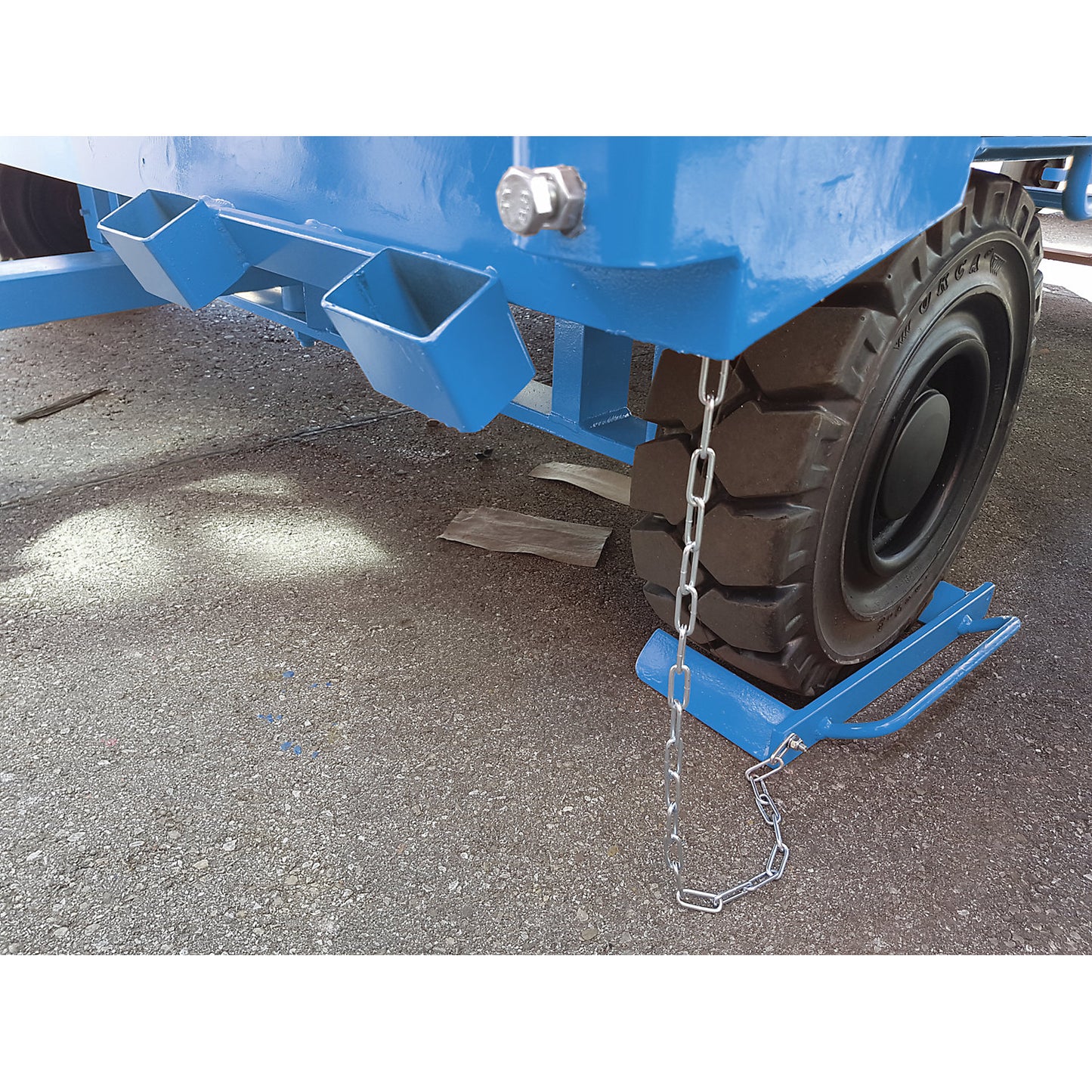 Wheel chock, double action, light blue RAL 5012.