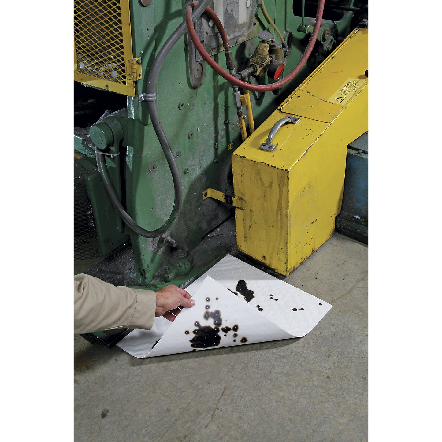 Oil-Only absorbent sheeting mat, lightweight version, pack of 200, WxL 380 x 510 mm.