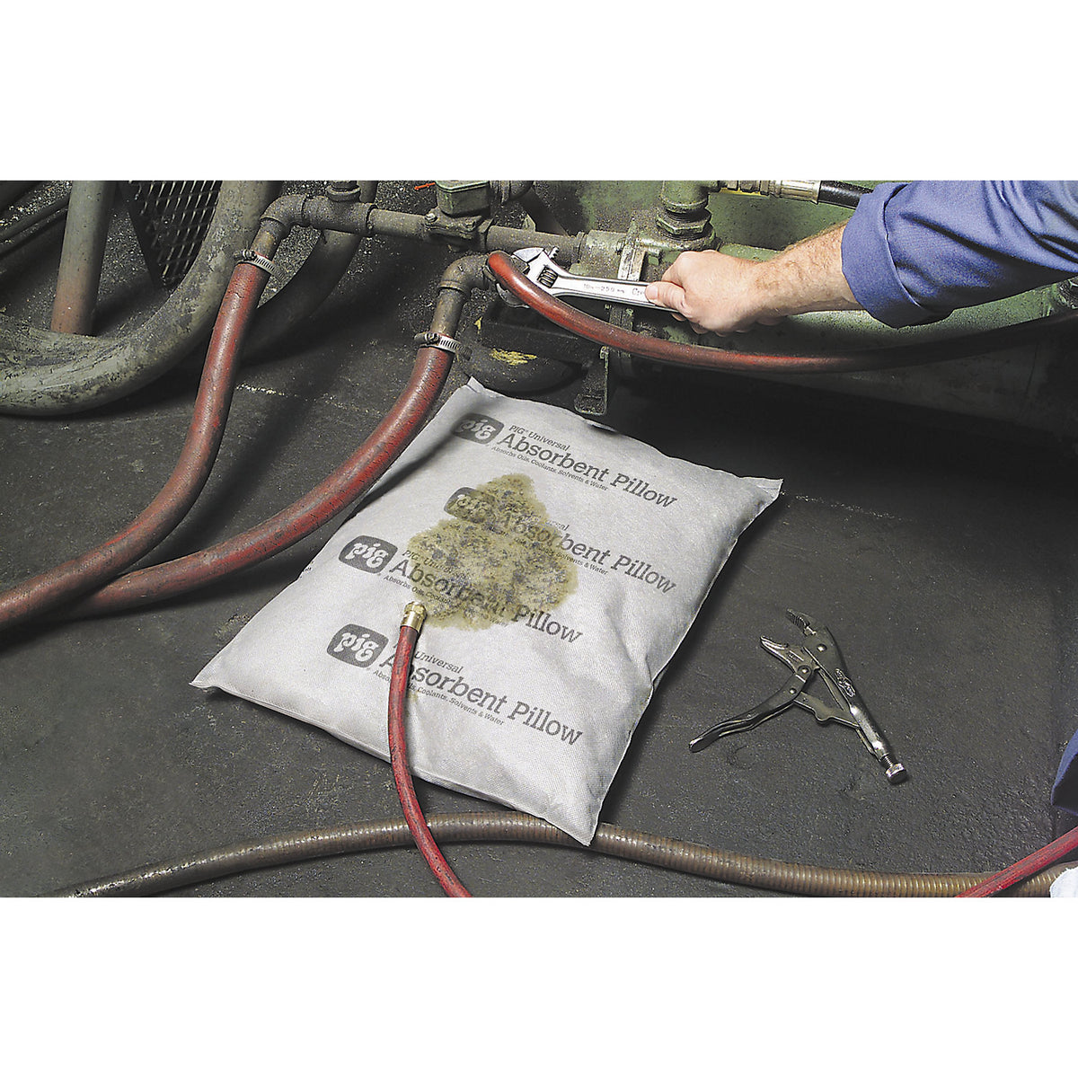 Universal absorbent sheeting cushion, pack of 16, 121 l/pack, LxWxH 530 x 430 x 50 mm.
