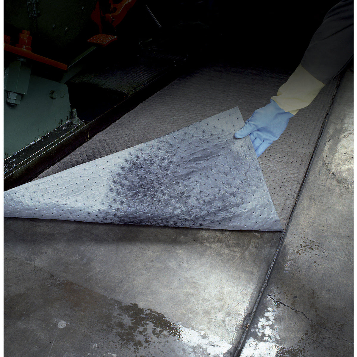Universal absorbent sheeting roll with PE coating, length 23 m, width 790 mm.