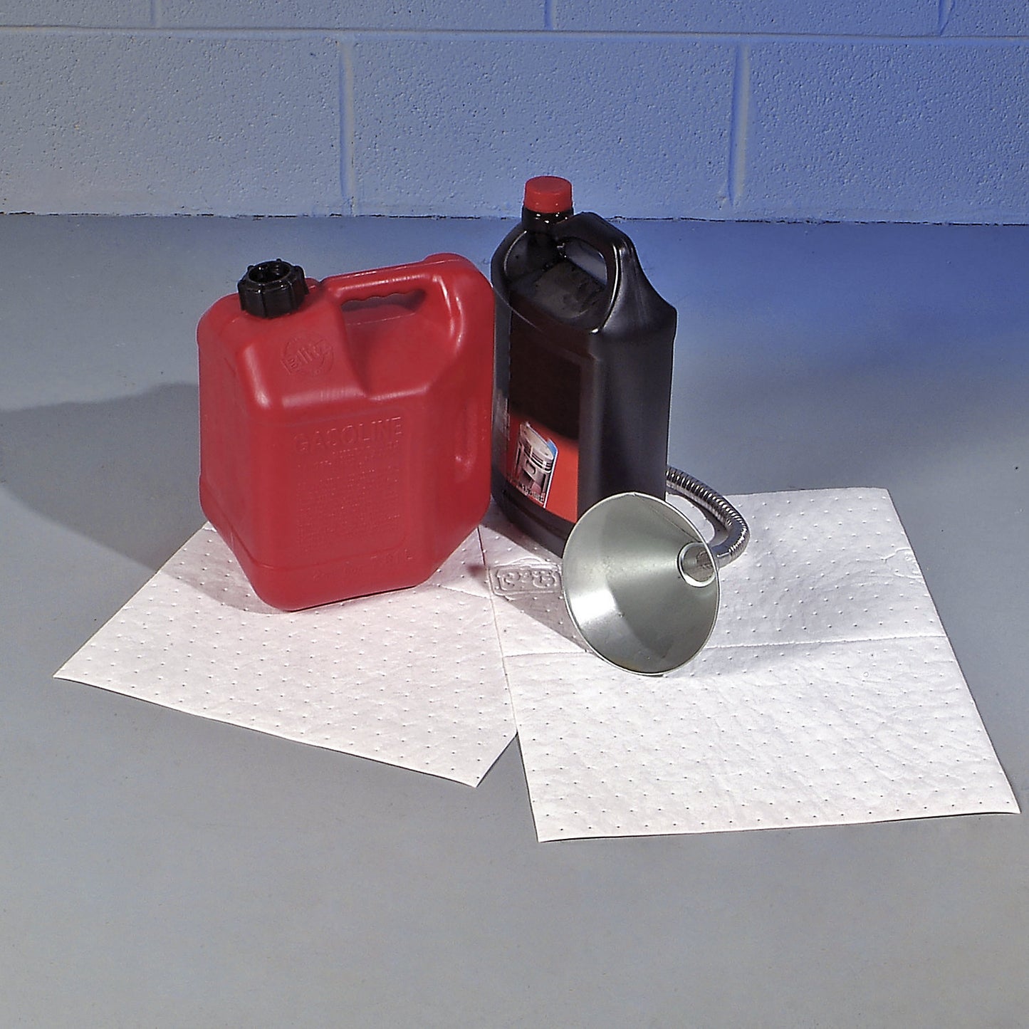 Oil-Only absorbent sheeting mat, medium weight version, pack of 125, WxL 380 x 510 mm, in dispenser box.