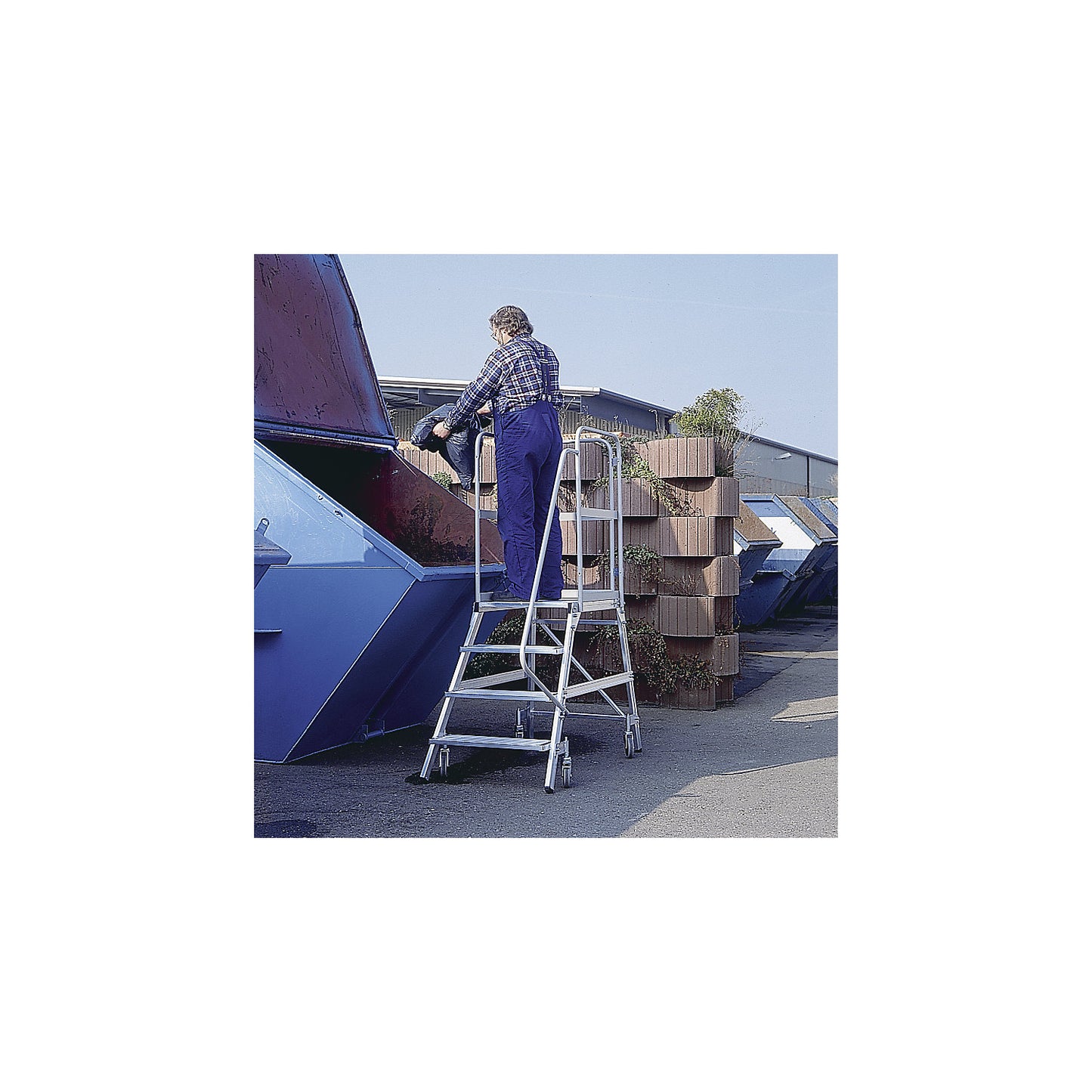 Platform steps with single sided access, platform and steps made of expanded steel mesh, 8 steps incl. platform.