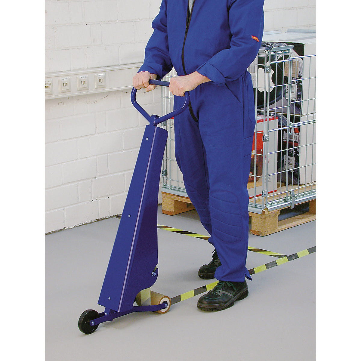 Floor marking tape made of vinyl, two-colour, width 50 mm, yellow / black, pack of 16 rolls.