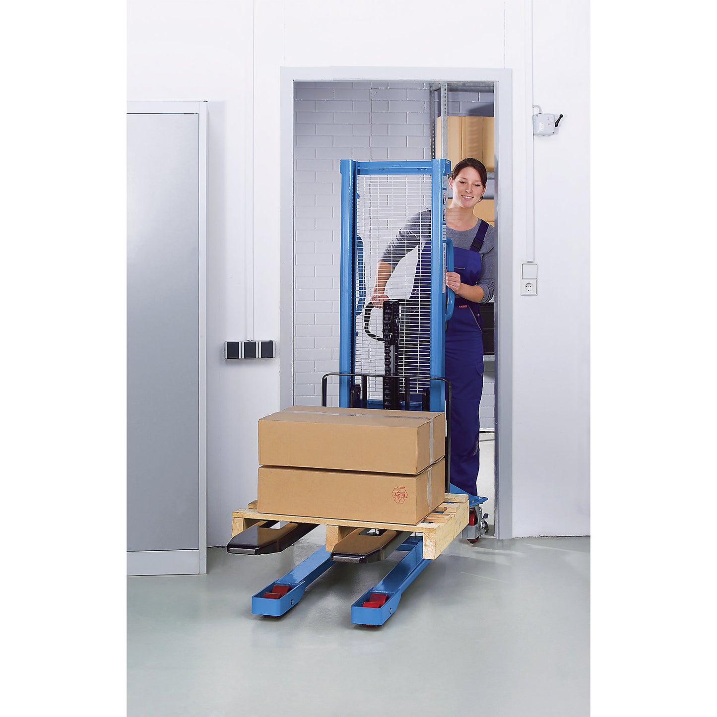 High lift stacker, lifting range 90 - 1200 mm, max. load 1000 kg, overall height 1730 mm.