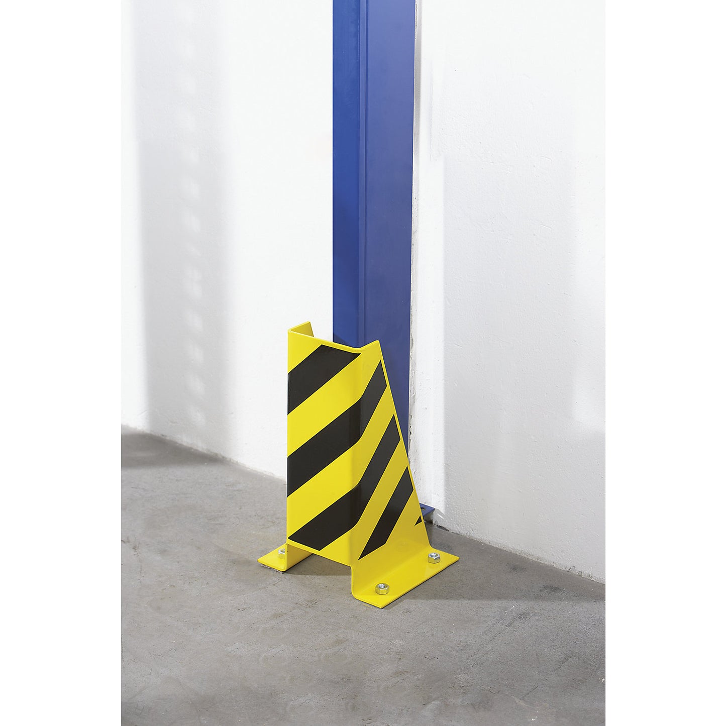 Collision protection, steel, U-profile, wall thickness 6 mm, height 400 mm, internal width 124 mm.