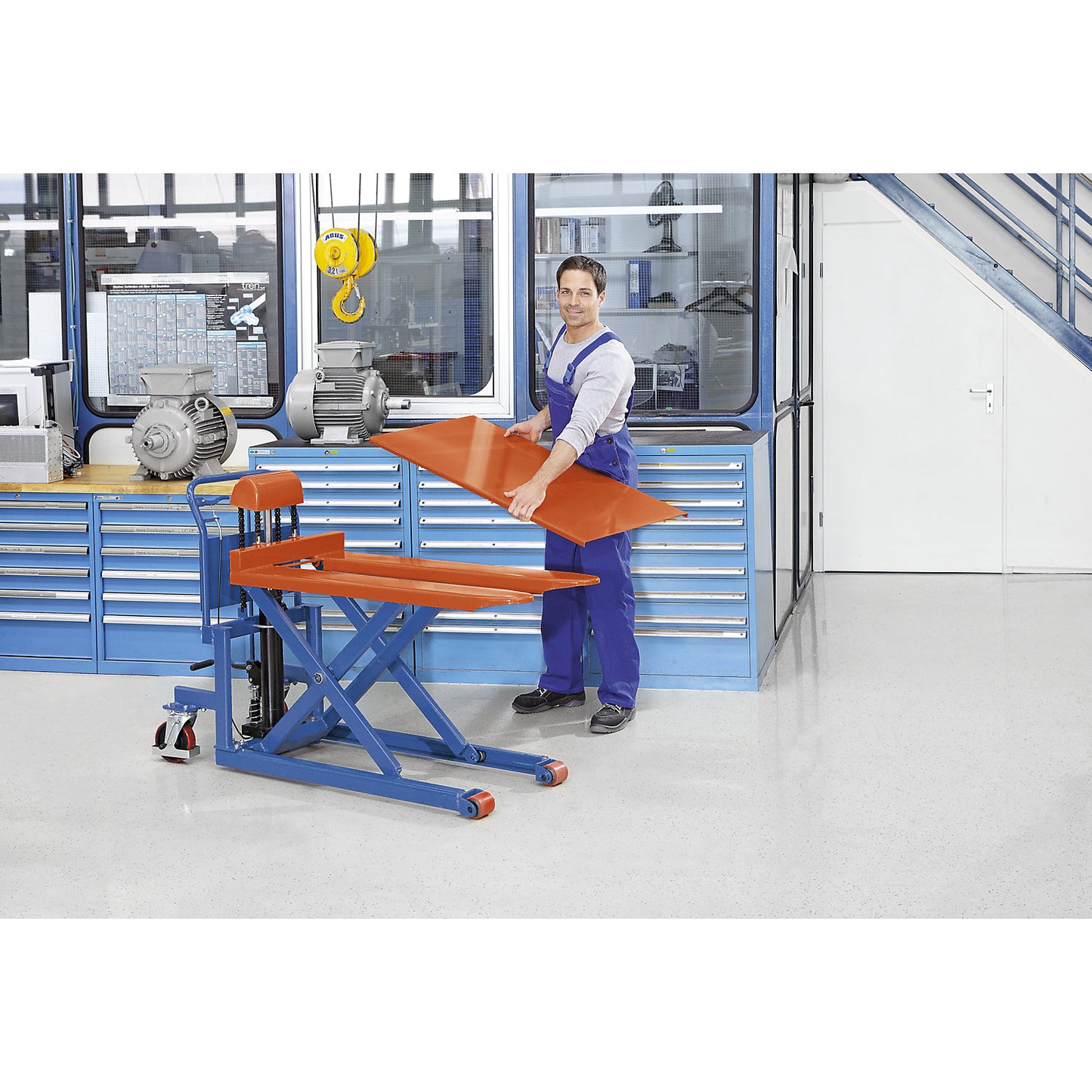 Low profile platform truck with forks, platform, max. load 500 kg, lifting range 90 - 830 mm.