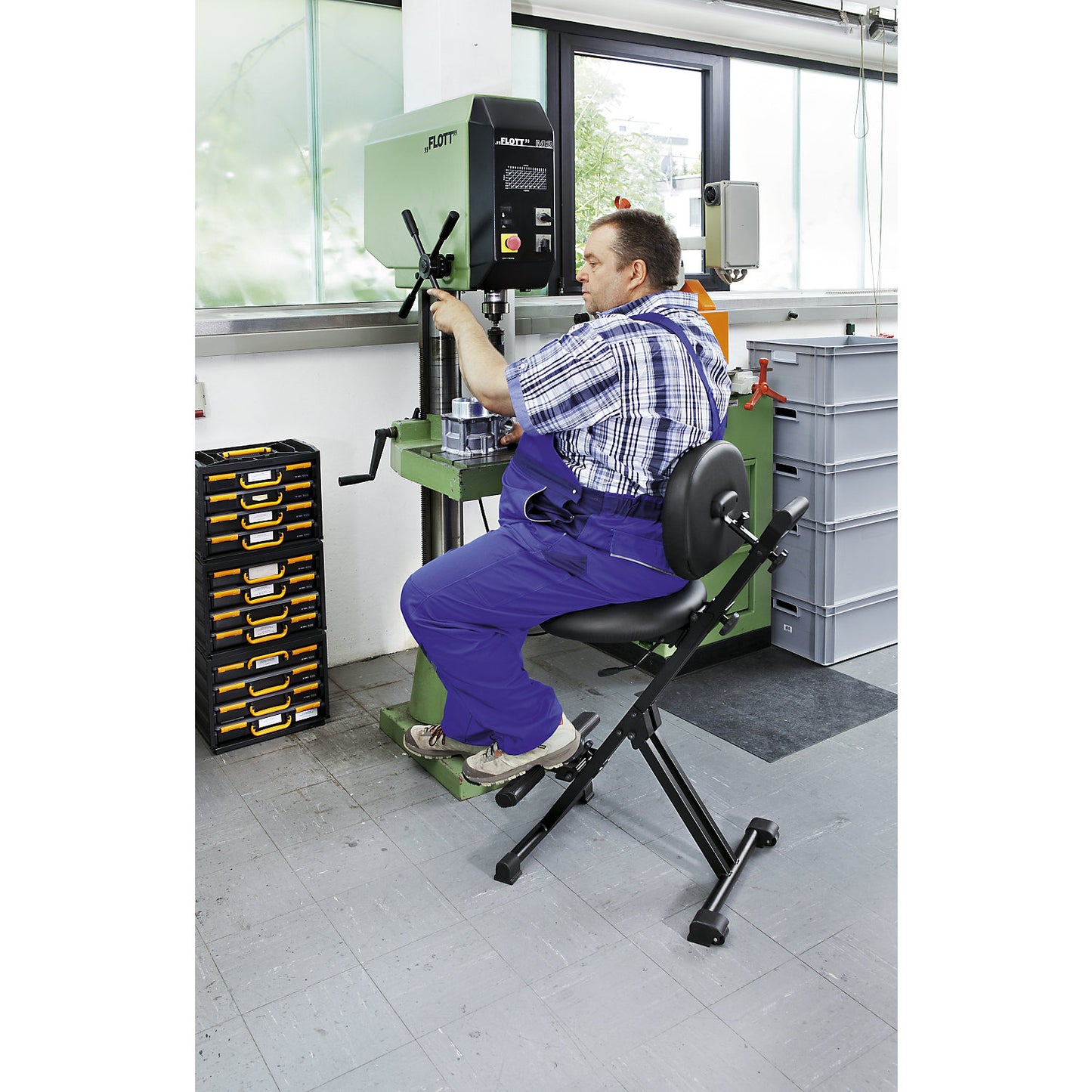 XXL anti-fatigue stool, with foot rest, height adjustment range 550 - 770 mm.