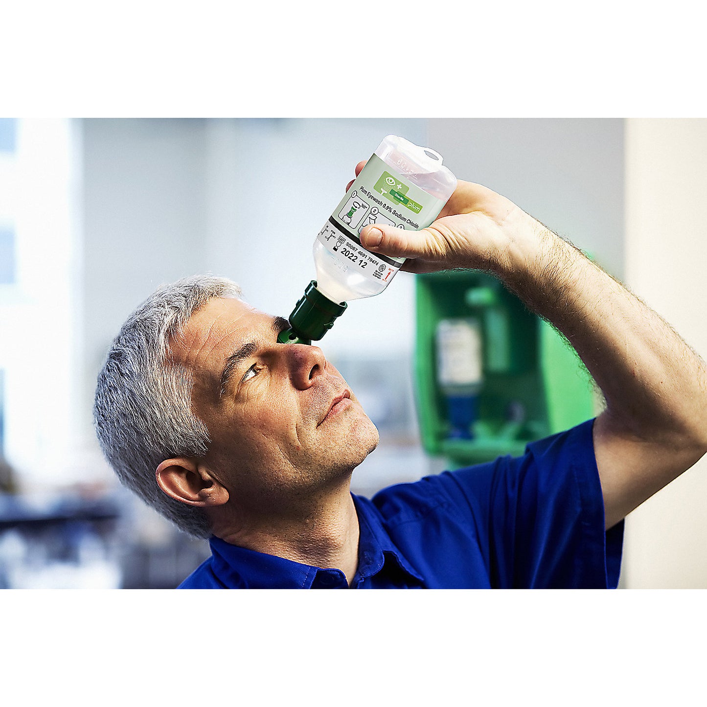 Eye wash bottle 0.9% NaCl, pack of 3 x 200 ml bottles, with eye cup.