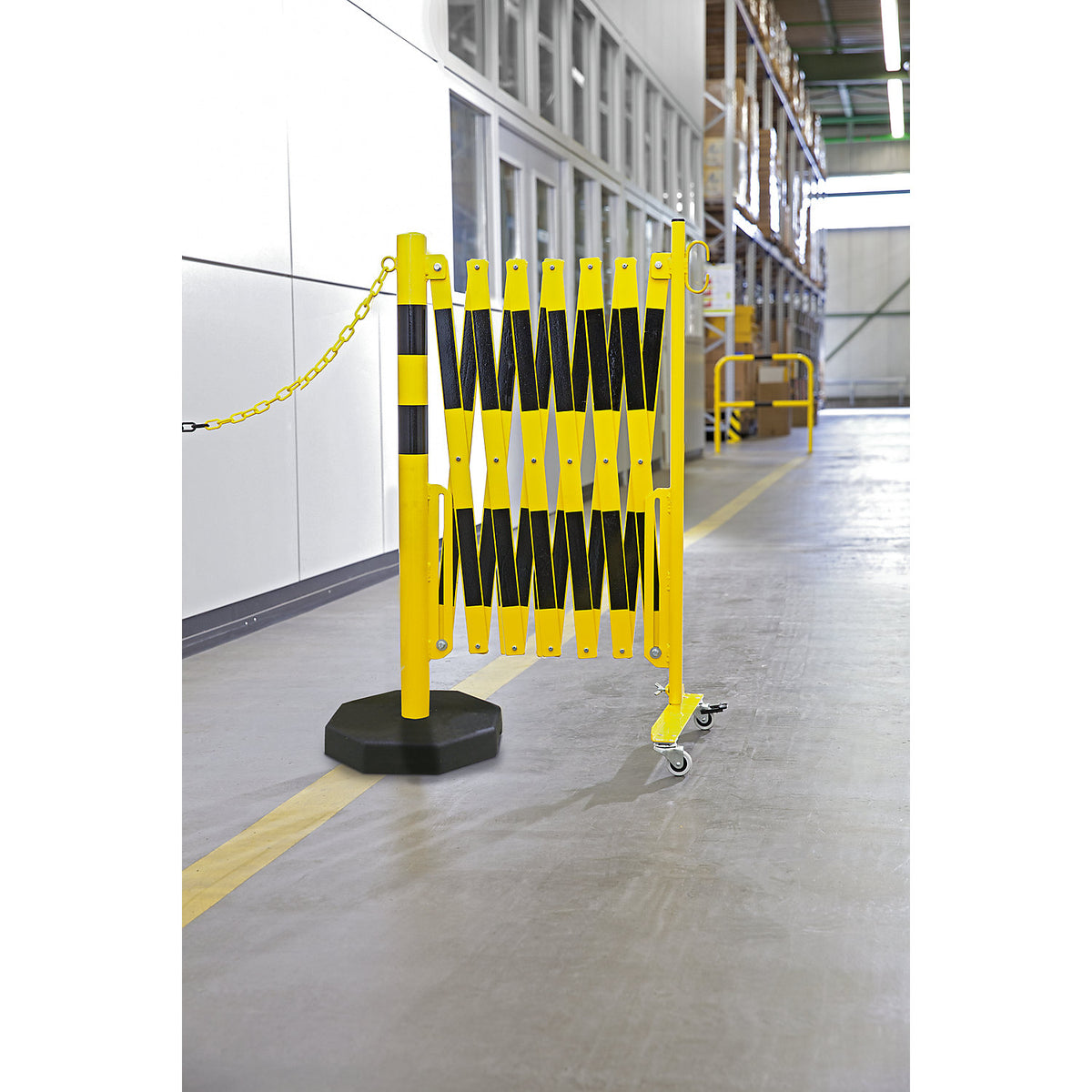 Barrier post with expanding barrier, round tubing Ø 60 mm, with mobile foot plate, red / white, max. length 4000 mm.