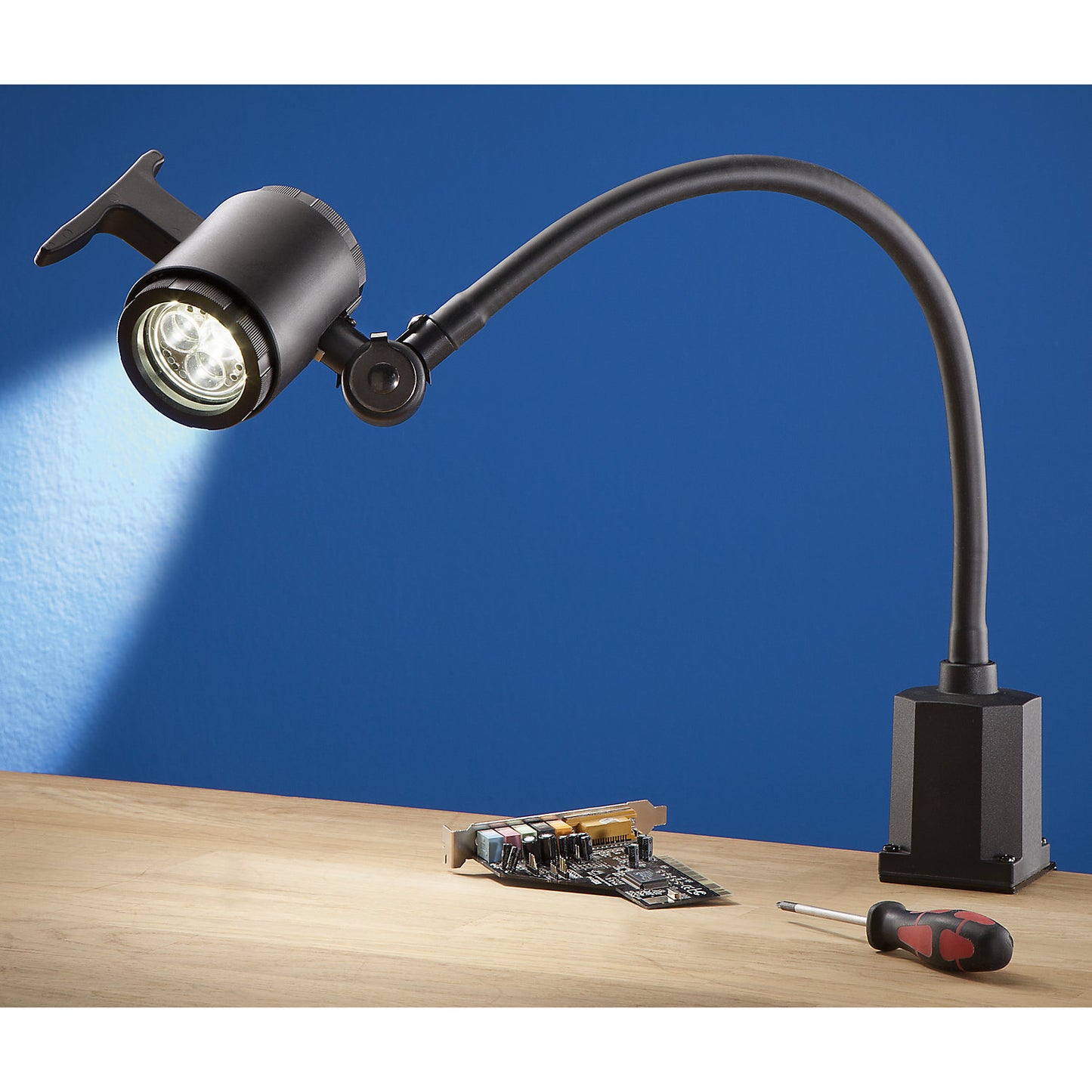 Flexible arm LED machine lamp IP65, connection voltage 100 - 240 V, with screw-on base.