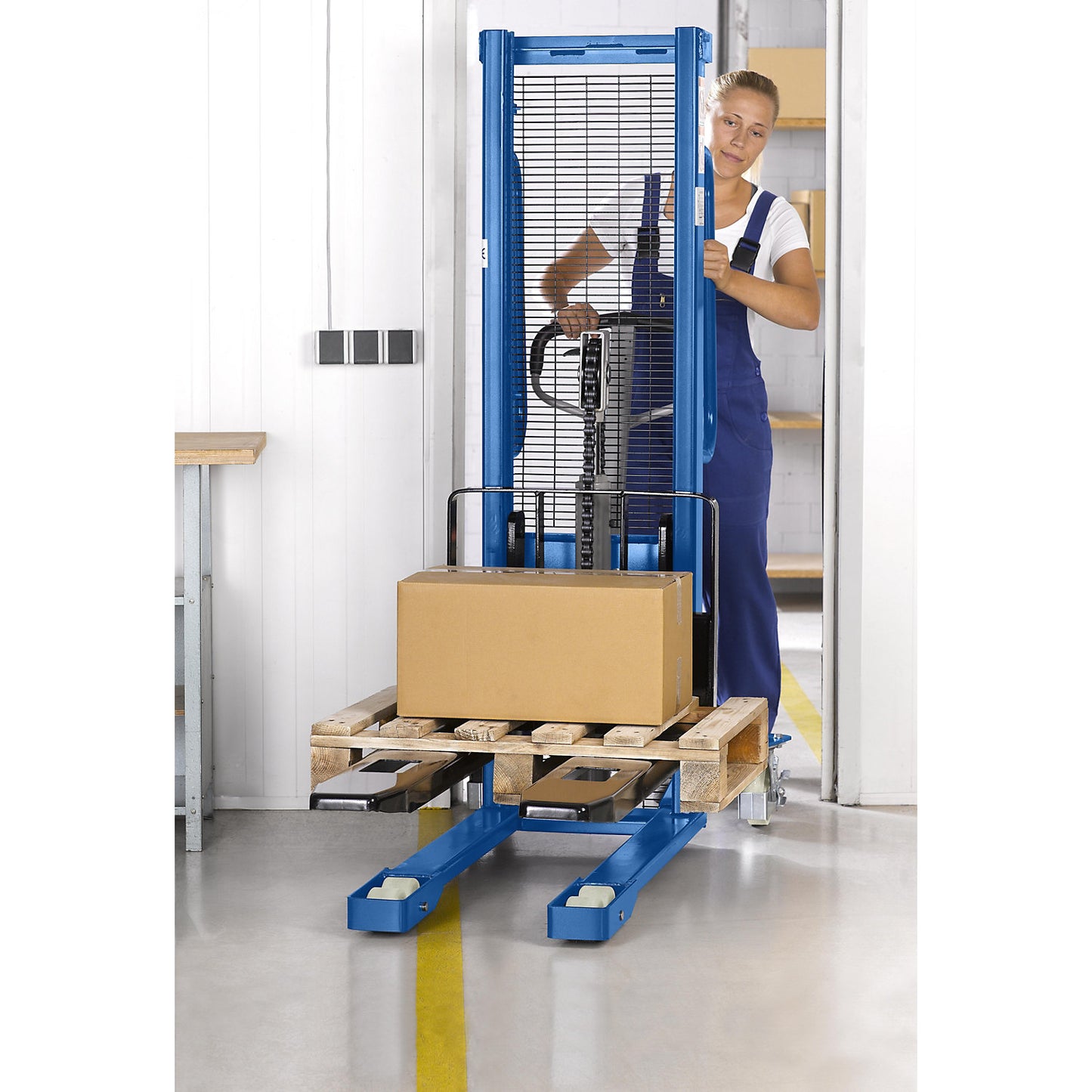 High lift stacker, lifting range 90 - 1600 mm, max. load 1100 kg, overall height 1980 mm.