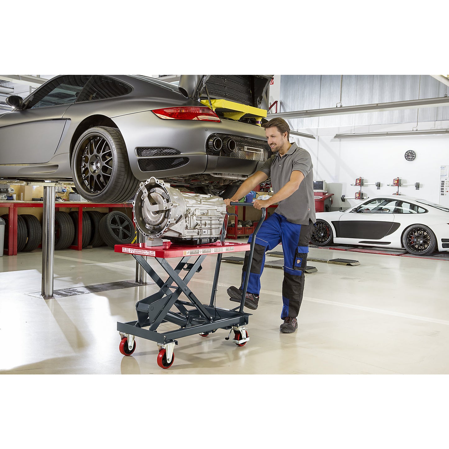 Lifting platform trolley, lifting range 390 - 910 mm, max. load 500 kg.