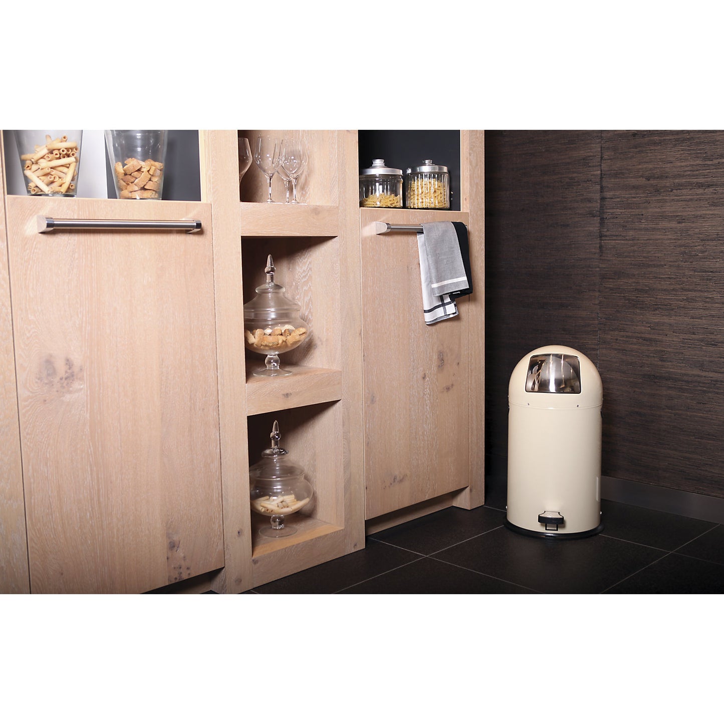 Push rubbish bin with pedal, capacity 33 l, HxØ 700 x 350 mm, cream.