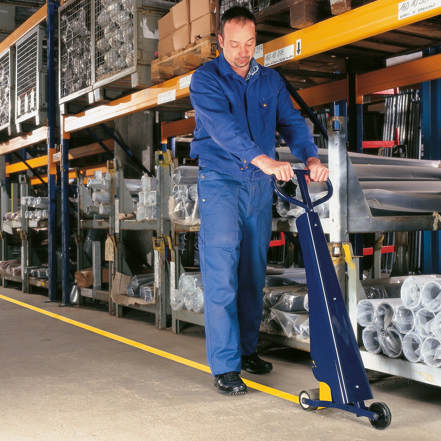 Marking set, floor marking device and tape, tape colour blue.