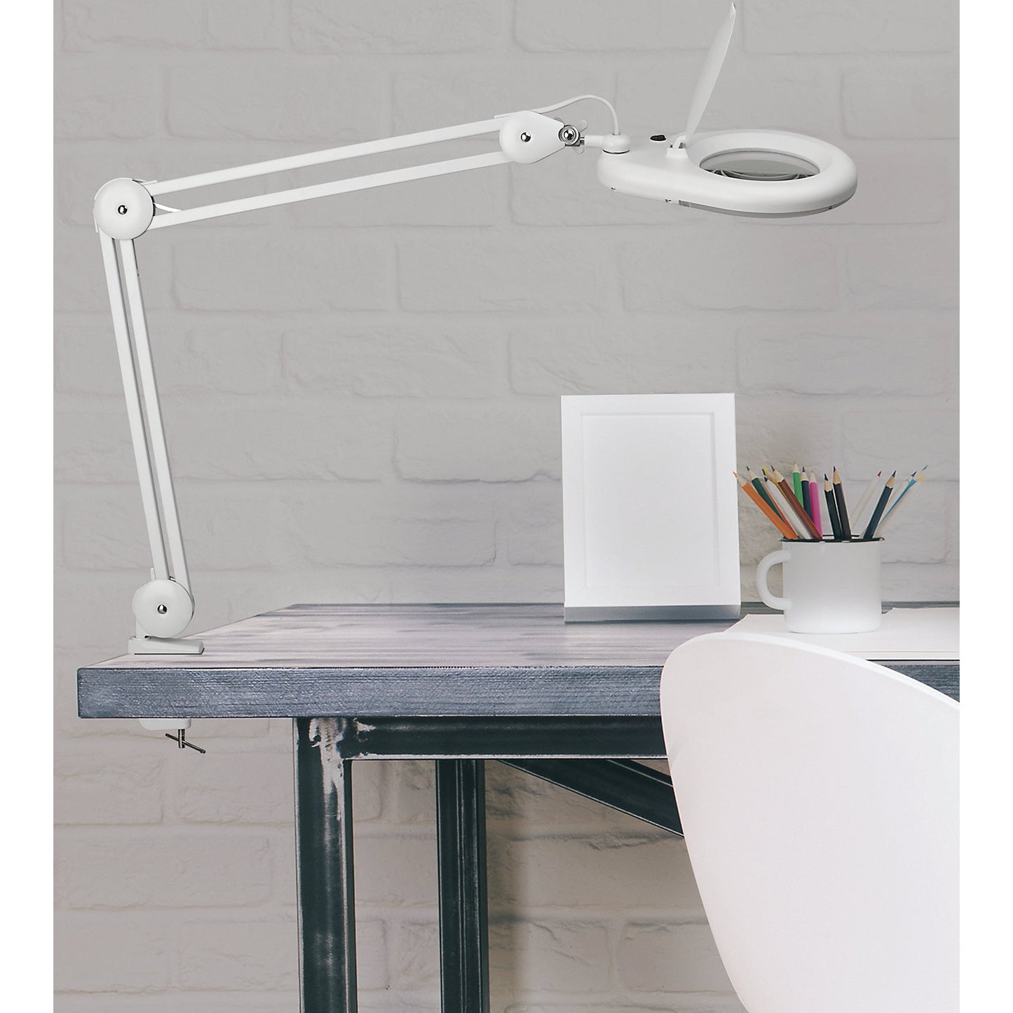 MAULviso LED magnifying lamp IP54, arm length 410 mm, with table clamp, white.