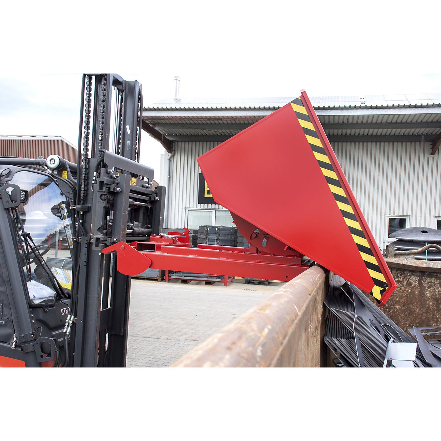 Automatic tilting skip, capacity 1.2 m³, blue RAL 5012.
