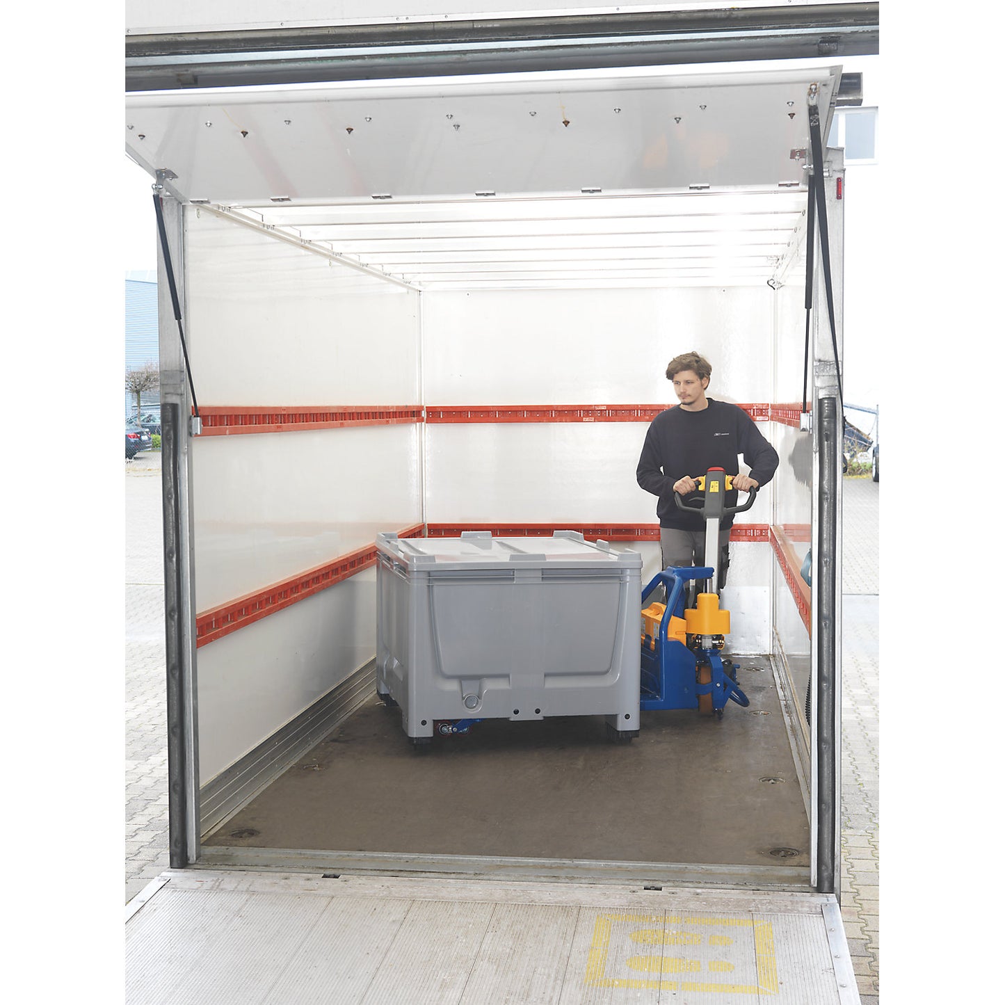 Electric pallet truck E15, max. load 1500 kg, fork dimensions LxW 1150 x 550 mm.