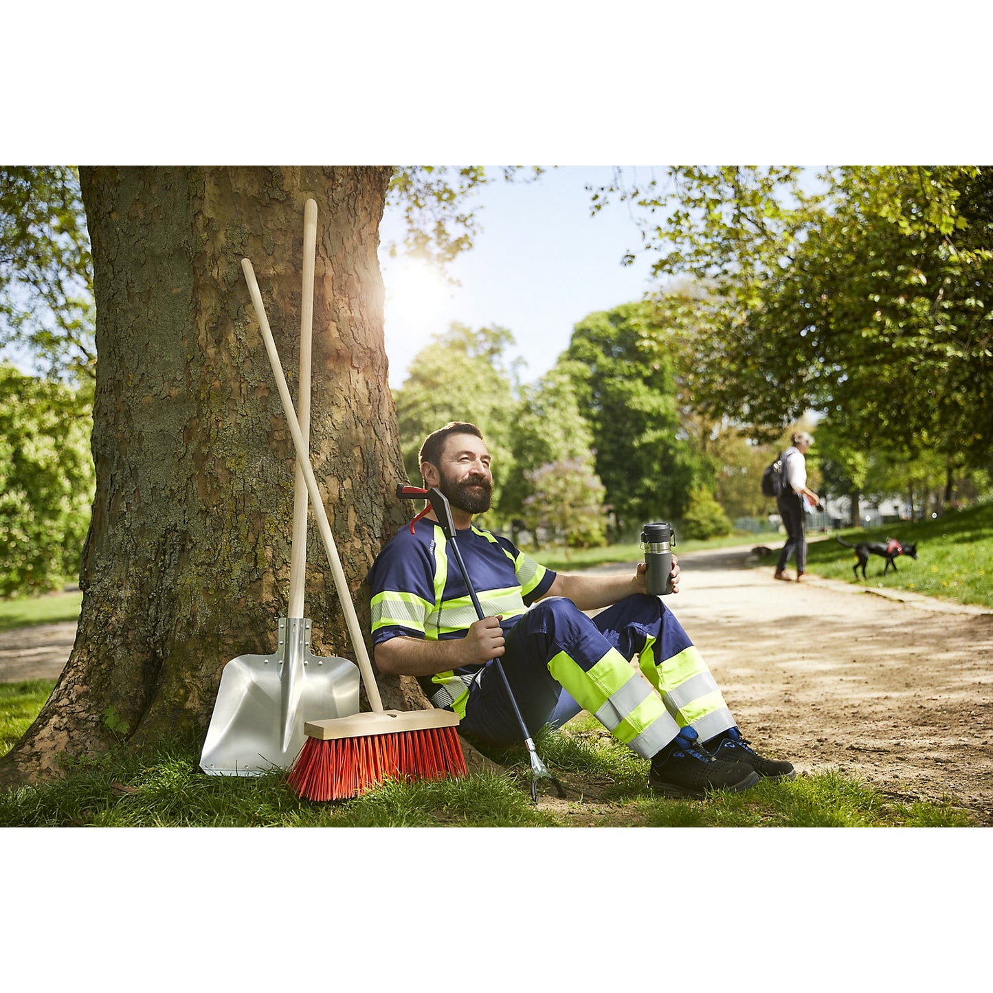 Equipment set, litter grabber, broom, shovel, for outdoor cleaning.