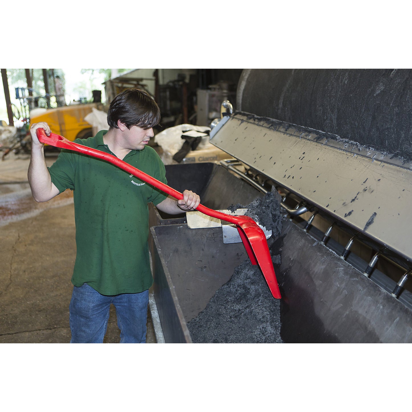 Shovel, ergonomic and suitable for foodstuffs, overall length 1310 mm, green.