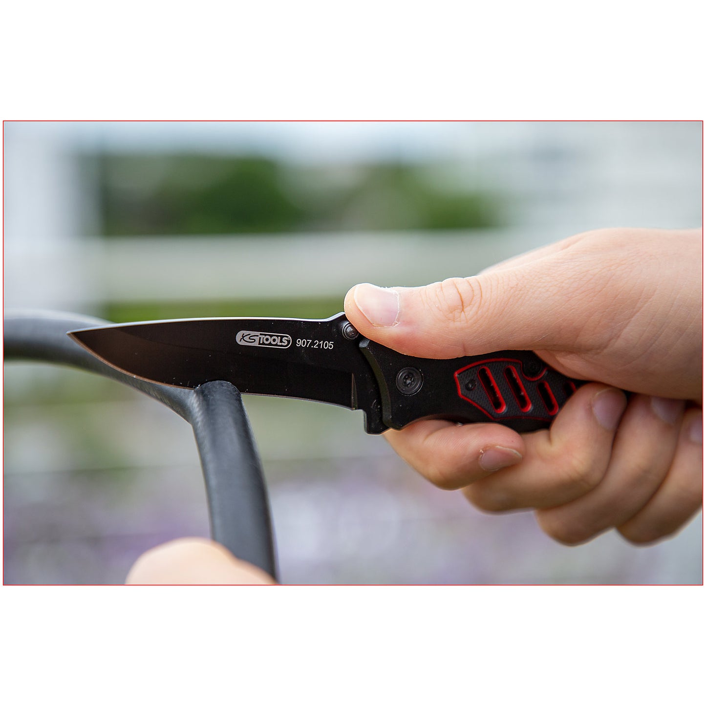 Folding knife with locking mechanism, overall length 193 mm, width 25 mm.