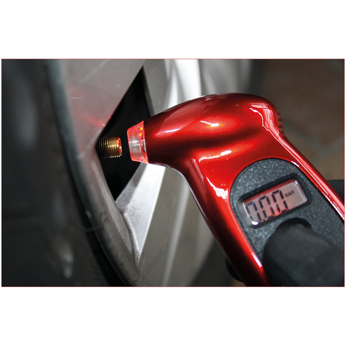 Digital tyre pressure gauge, measuring range 0.2 - 10 bar, length 135 mm.