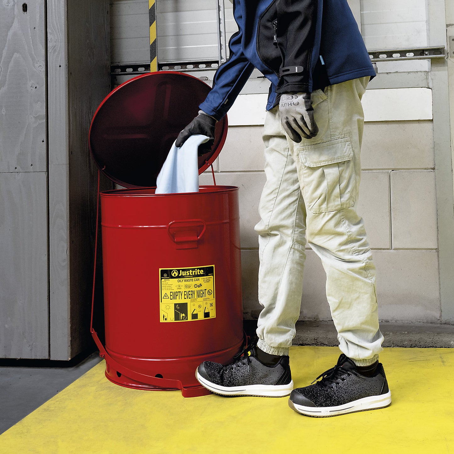 Fire protection container, sheet steel, round, with foot pedal, capacity 79 l.
