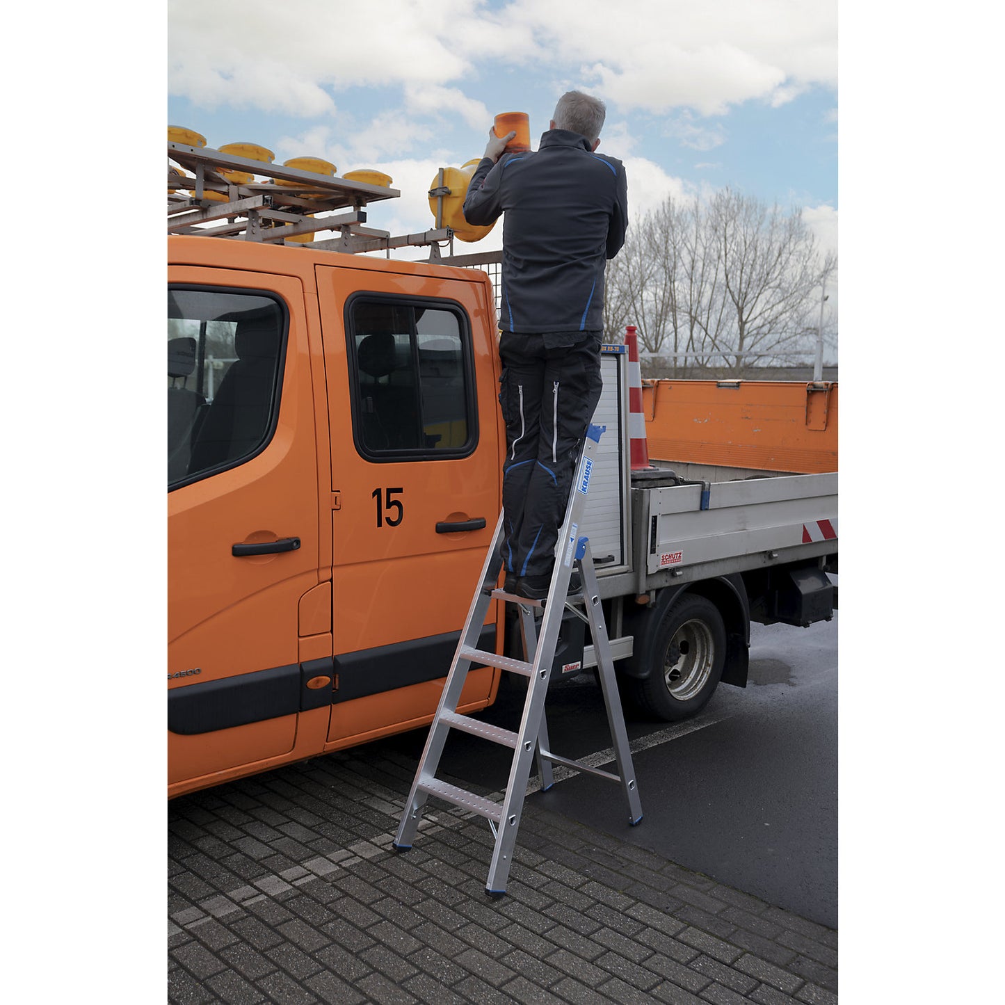 Aluminium stepladder, with R13 anti-slip properties, single sided access, 4 steps incl. platform.