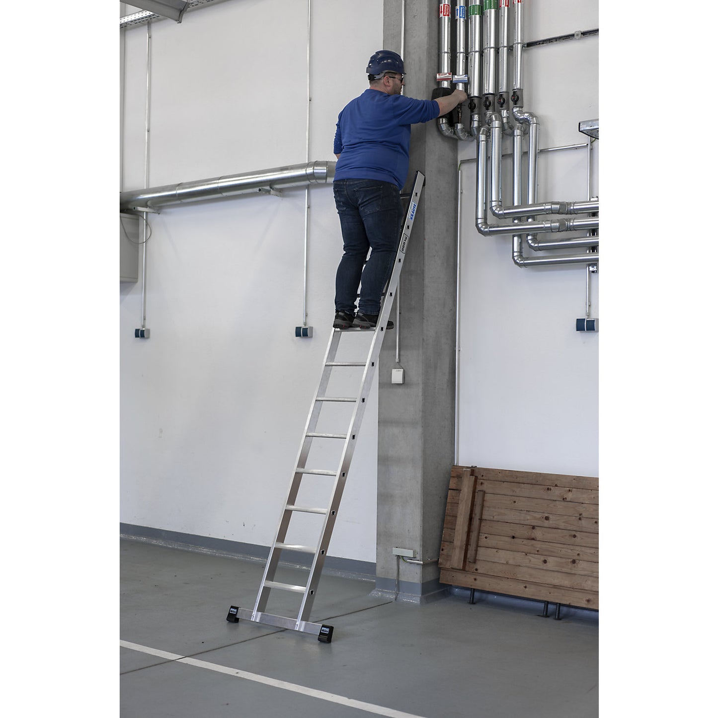 Heavy duty lean to ladder, 80 mm aluminium steps, up to 225 kg, 12 steps.