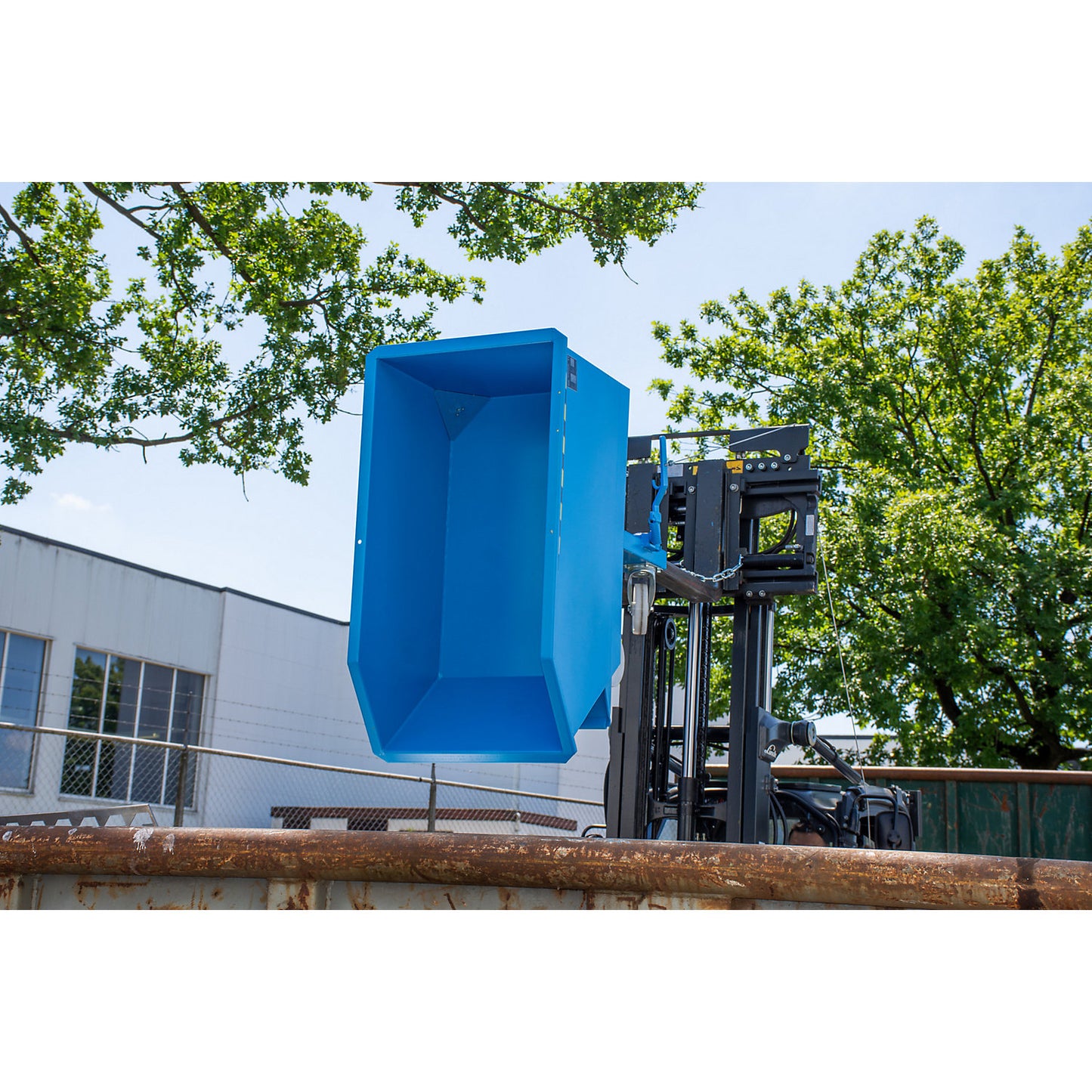 GU-E skip for metal swarf, capacity 2 m³, flame red.