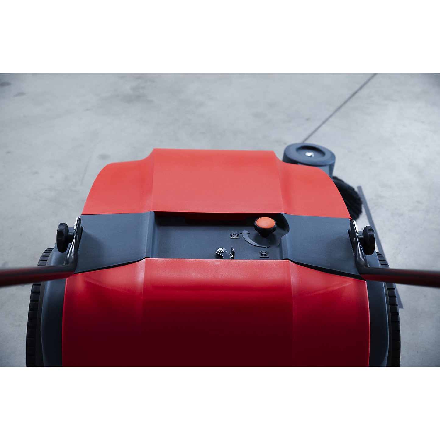 Vac Sweep sweeping machine, sweeping width 680 mm, with single-roller overthrow system.