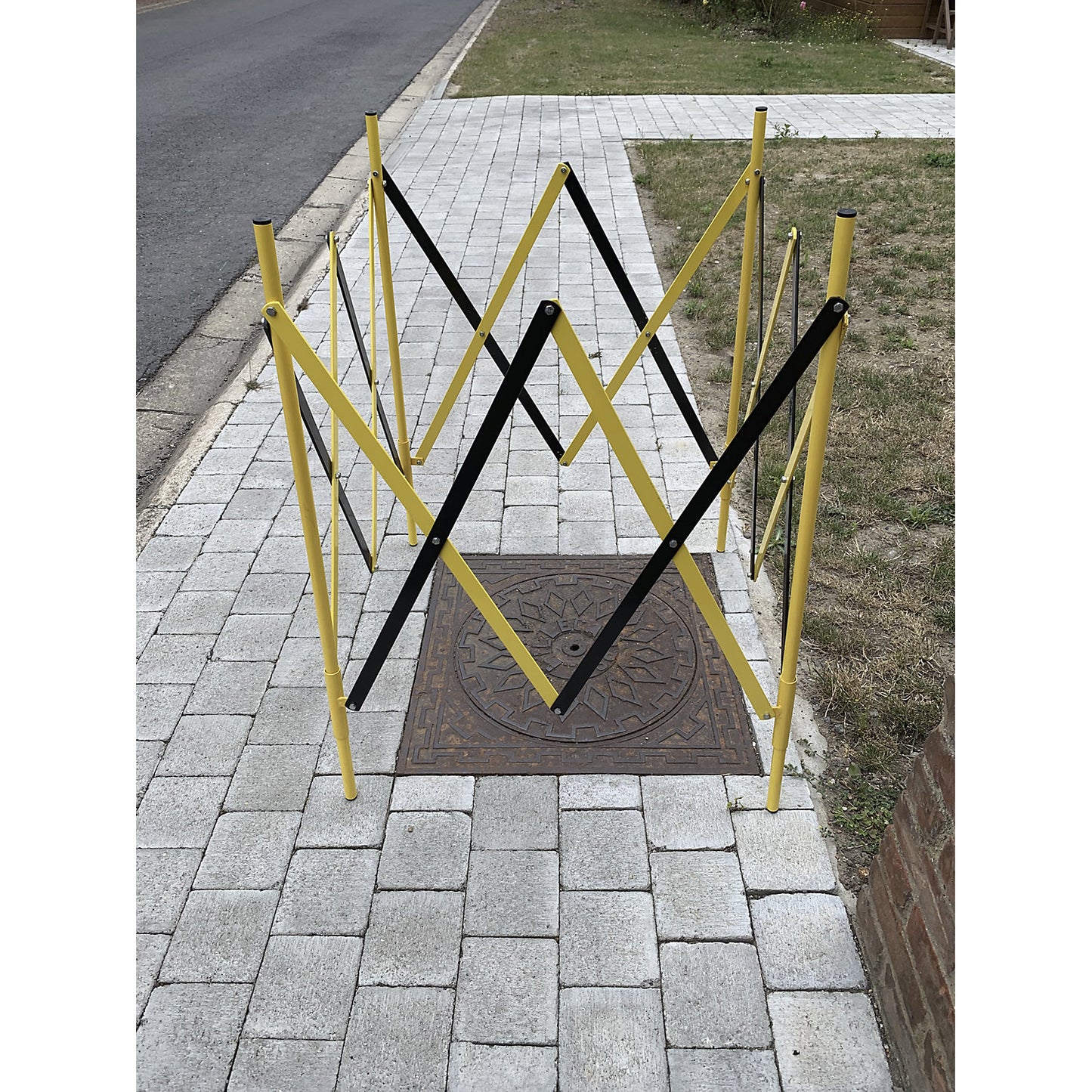 Manhole barrier, expanding, LxW 1000 x 1000 mm, pack of 1, yellow / black.