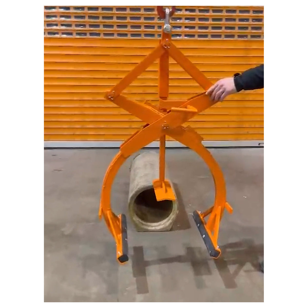 Pipe laying clamp, gripping range 300 - 600 mm, max. load 750 kg.