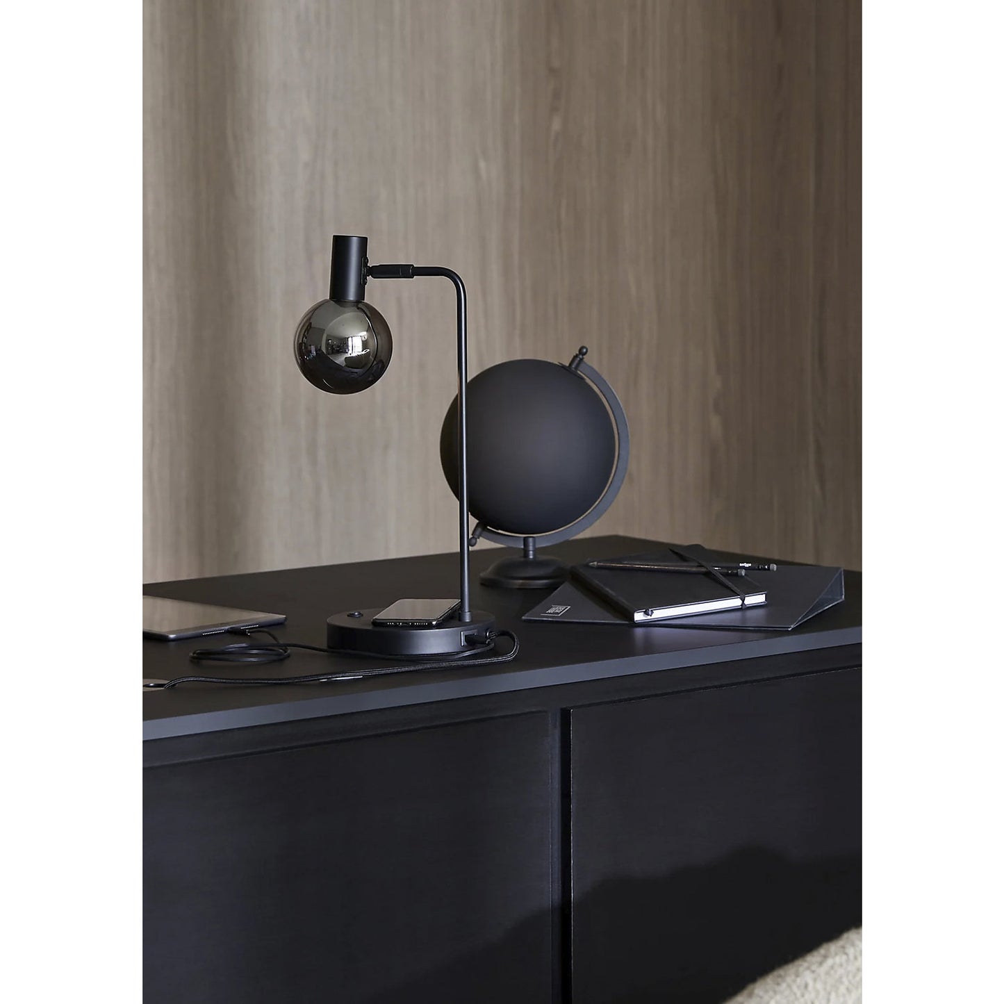 MARX table lamp, with USB port and inductive charging function, black.