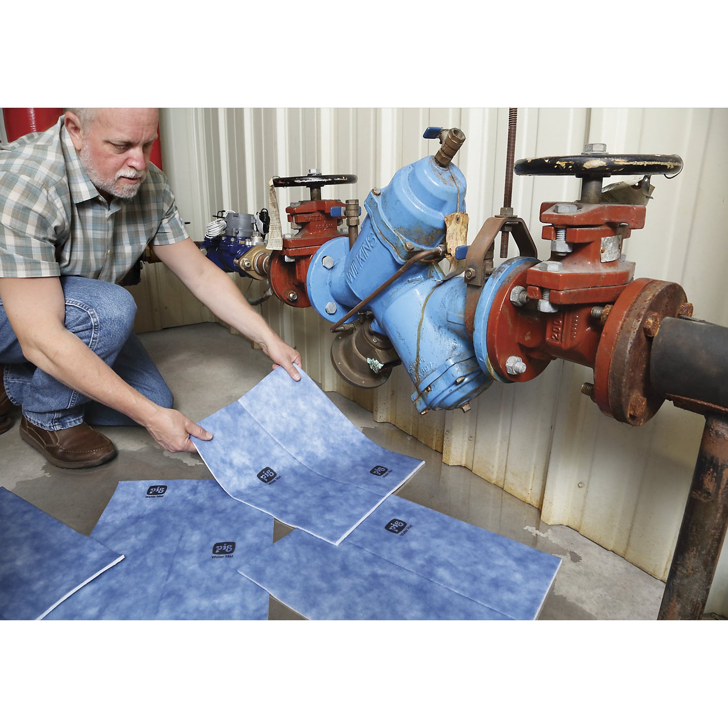 Water-absorbing mats, in dispenser box, pack of 50, WxL 380 x 480 mm.