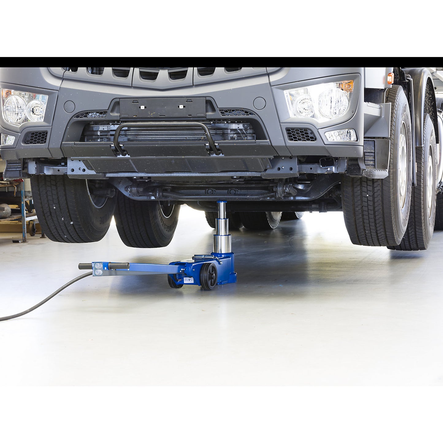 Air-hydraulic car jack 50-2/3, 3-stage, max. load 50000 / 25000 / 10000 kg, large lifting height.