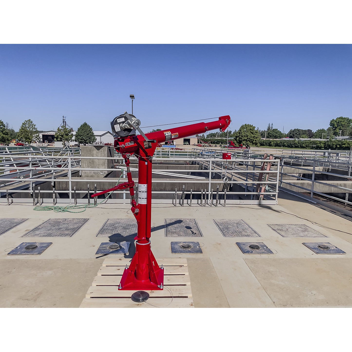 Portable davit crane, max. lifting height 2159 mm, max. load 300 kg.