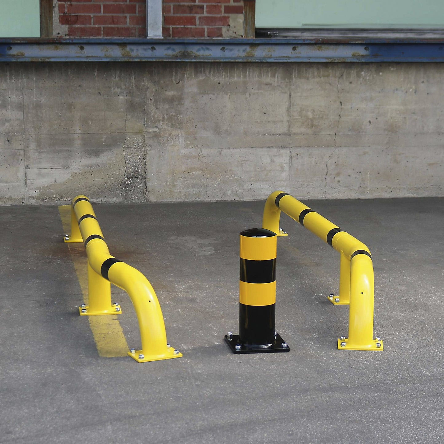 Ram protection bollard for HGV parking aid, WxH 159 x 500 mm, black/yellow.
