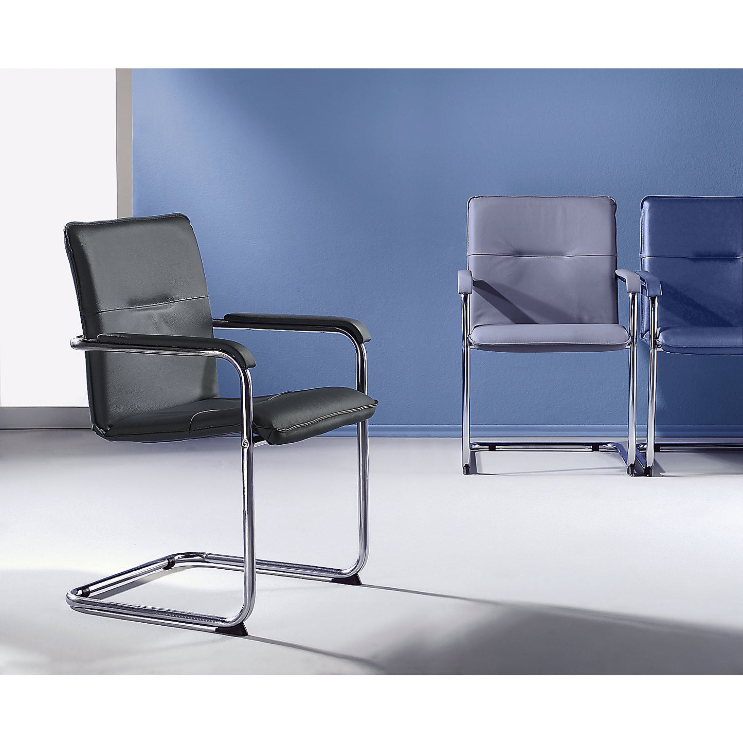 Cantilever chair with genuine leather covering, chrome plated frame, pack of 2, leather colour black.