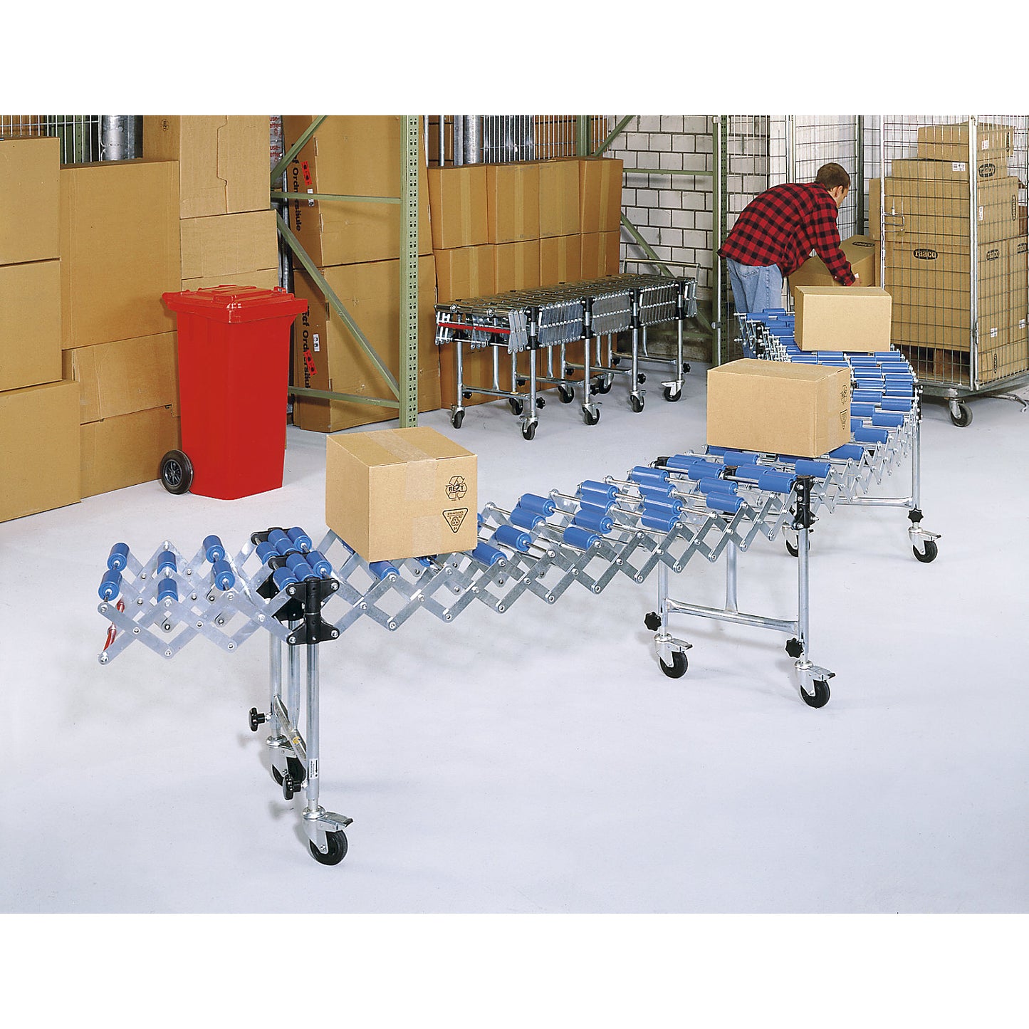 Flexible roller conveyor, track length 2200 - 8000 mm (extendable), track width 500 mm.