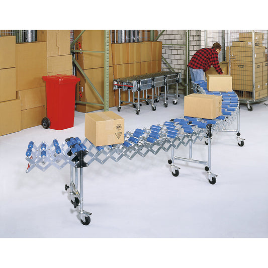 Flexible roller conveyor, track length 2200 - 8000 mm (extendable), track width 500 mm.