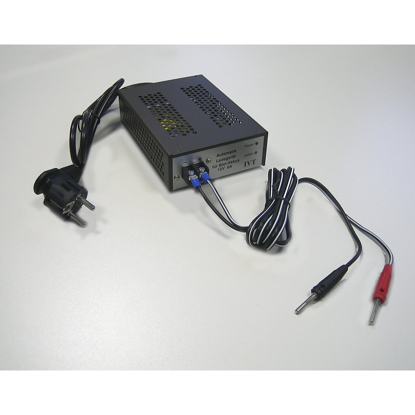 Impulse charger, 12 V, 8 A, short circuit and reverse polarity protection.