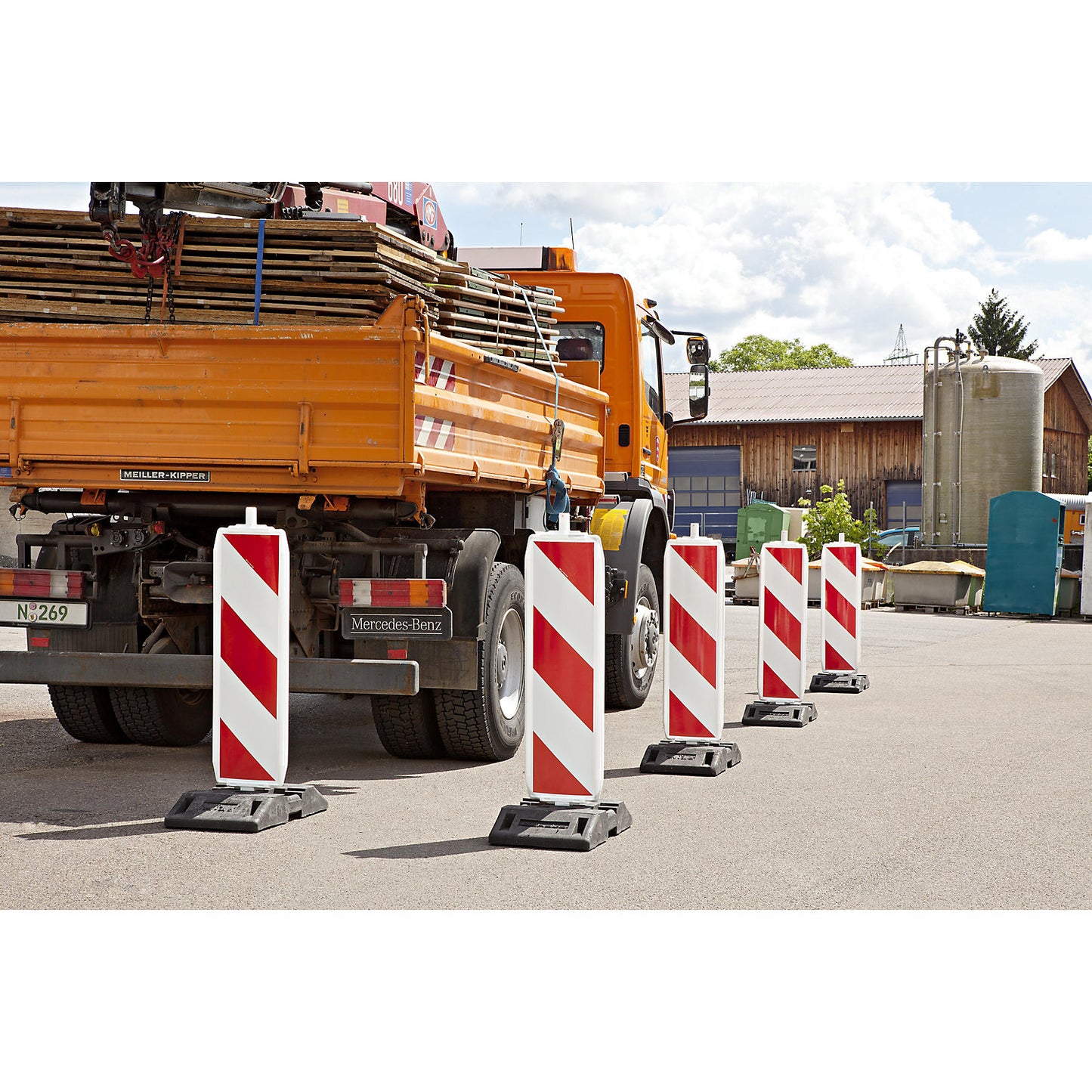 Safety marker, double sided, fitting dimension 60 x 60 mm, right / left pointing, arrow shaped.