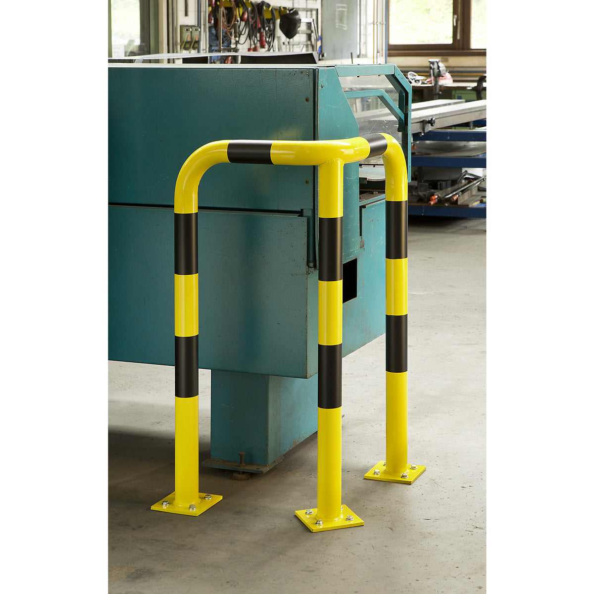 Corner crash protection bar, Ø 76 mm, for outdoor use, height 1200 mm.
