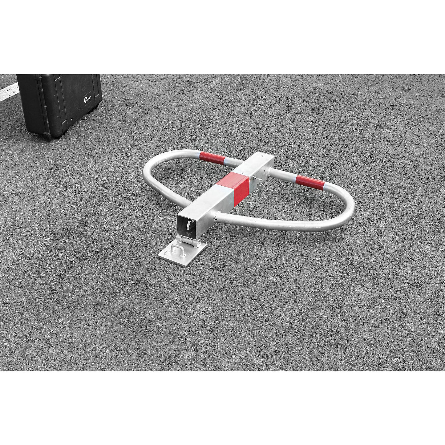 Parking barrier, tilting, common key, for setting in concrete.