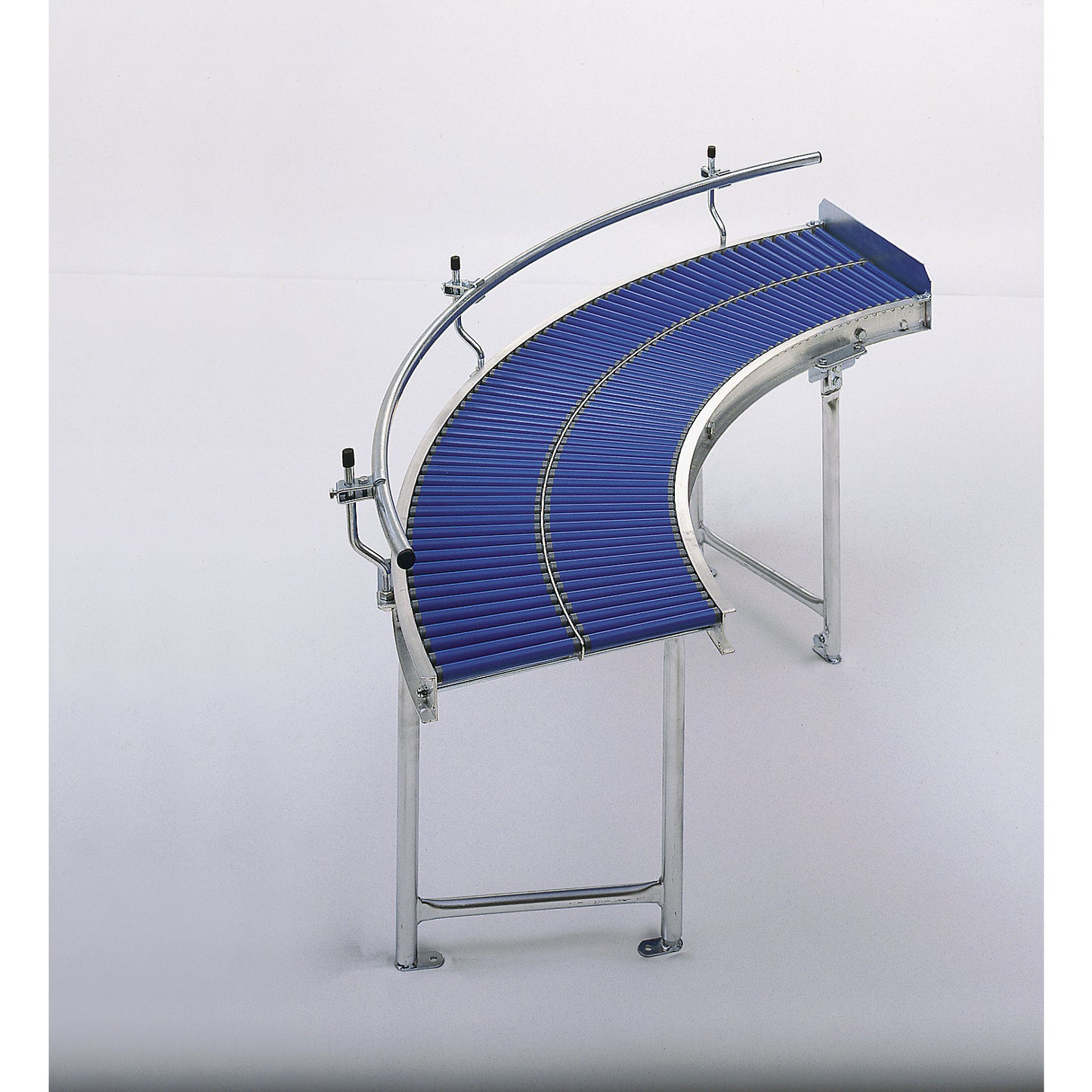 Small roller conveyor, aluminium frame with plastic rollers, track width 500 mm, 90° curve, inner radius 800 mm, split rollers.